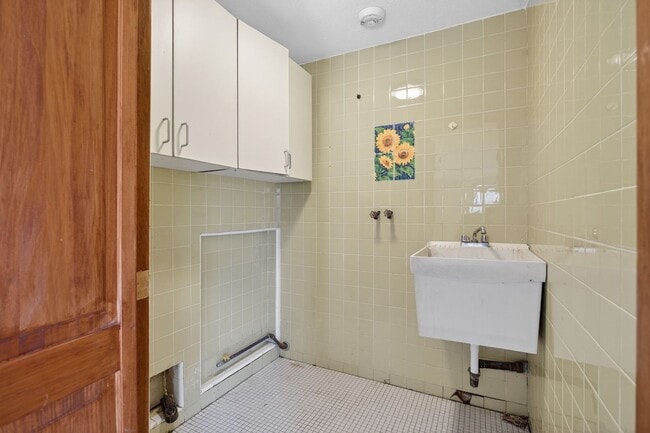 Building Photo - 352 Rahways Rd