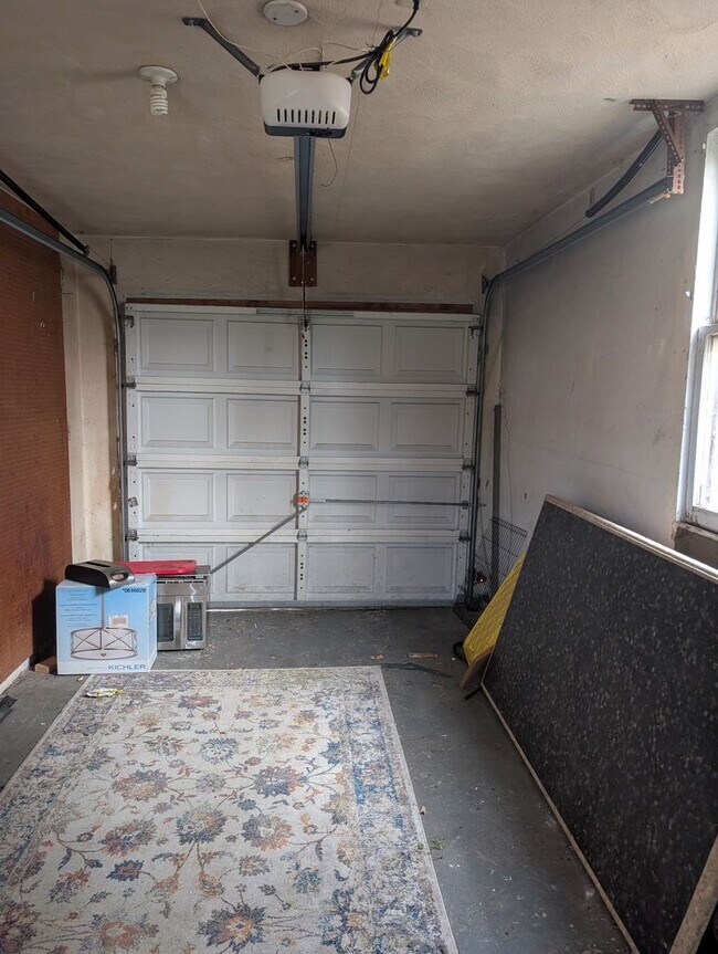 Building Photo - 4BD/2BA - University View - 1 car garage