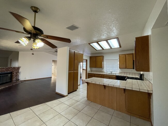 Building Photo - 14625 Live Oak St