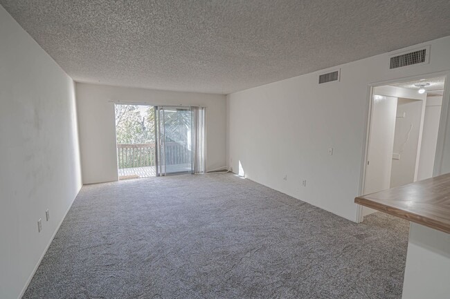 Building Photo - COMING SOON! Cozy 2 Bedroom Condo in Valencia!