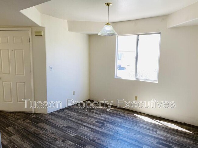 Building Photo - 3319 E Presidio Rd