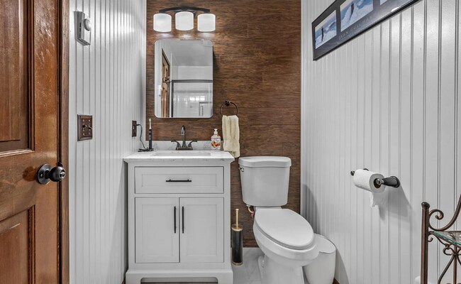 Building Photo - Charming Mid-Century Modern Ranch Home, 2 Bedroom 2 Bathroom, Lots Of Natural Lighting!