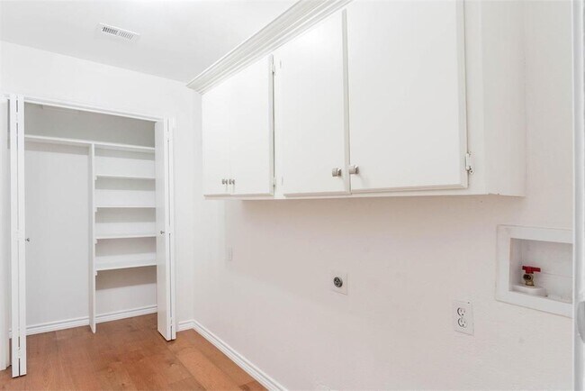 Building Photo - 7905 Lazy Brook Dr