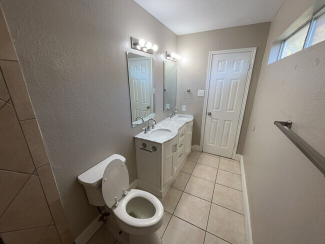 Building Photo - 709 Lisa Ln