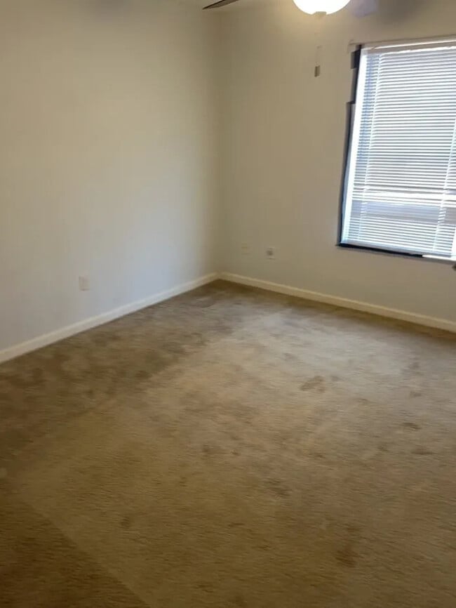 Building Photo - 2 Bedrooms 1.5 bathroom