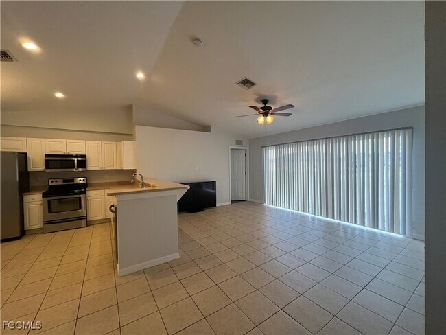 Building Photo - 313 NE 30th St