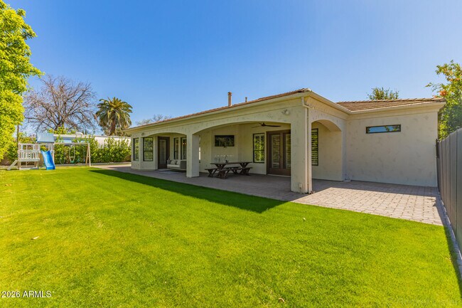 Building Photo - 326 W Loma Ln