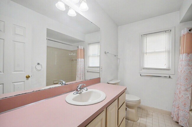Building Photo - 456 Essex Dr