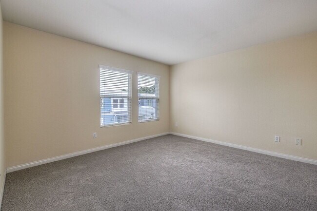 Building Photo - Spacious 2-Bed, 2.5-Bath Condo on Lighthou...