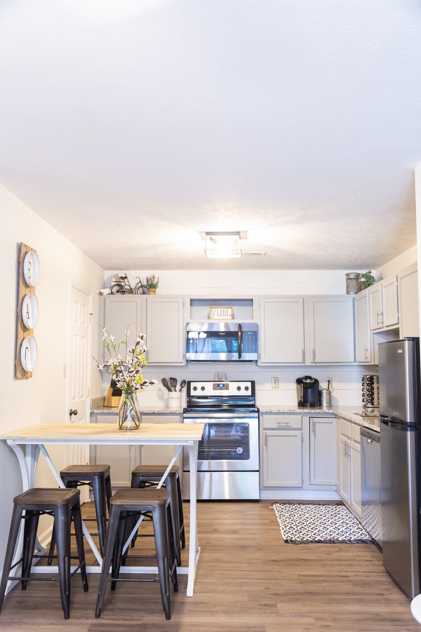 Kitchen - 115 E Glenwood Ave