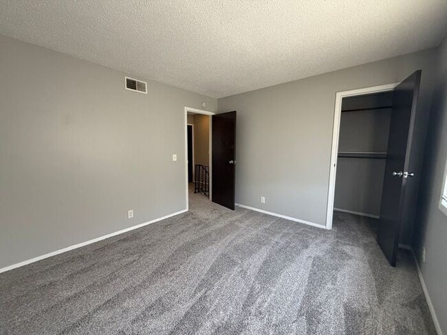Building Photo - Cute and Convenient  South Nashville Townhouse near BNA and Woodbine - Renovated
