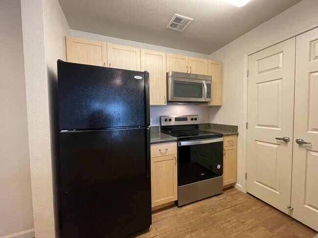 Building Photo - Lovely 1 Bedroom 1 Bath Condo in the Desir...