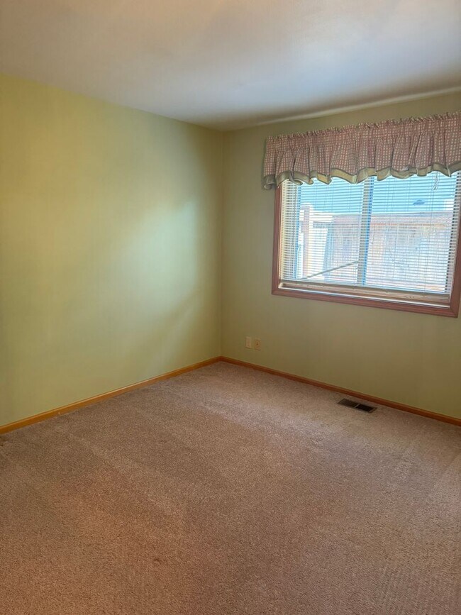 Building Photo - Beautifully landscaped 3 bed/2 bath home in Springfield