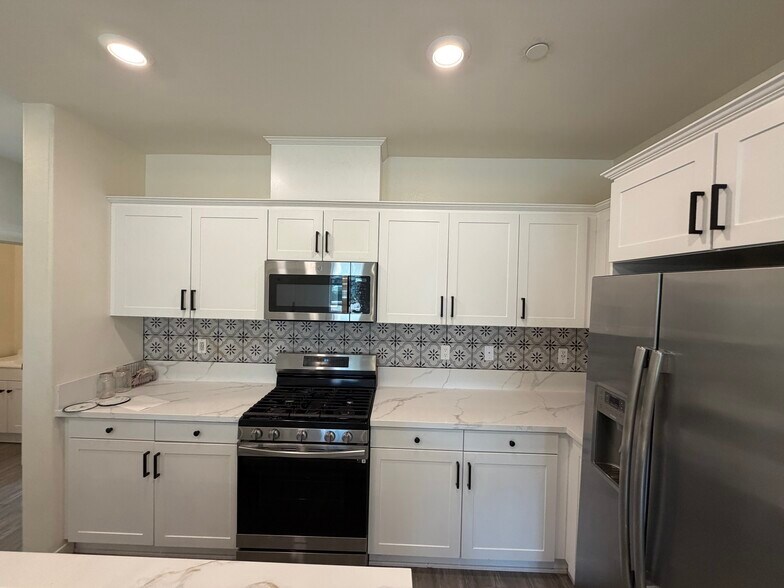 Building Photo - 30383 Town Square Dr