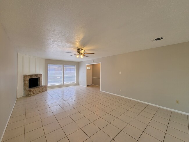 Building Photo - Three bedroom 2 full bath duplex style hom...