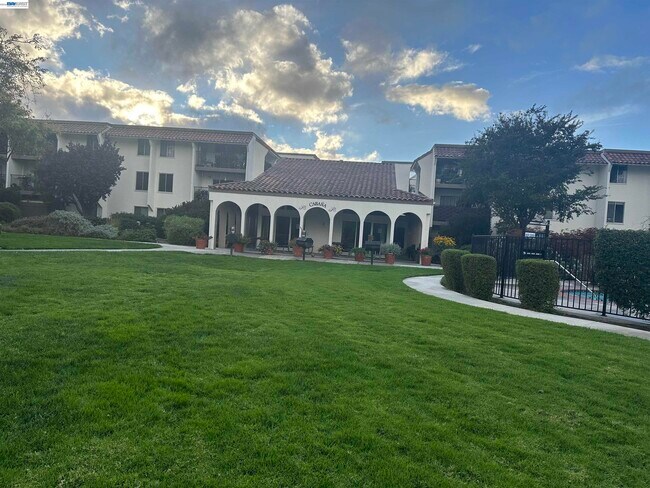 Building Photo - 1720 Halford Ave