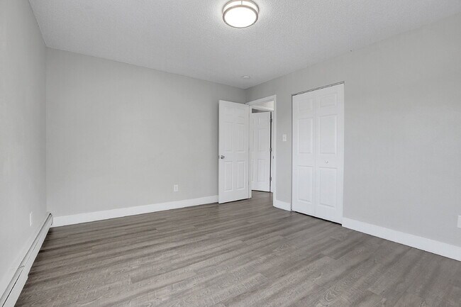 Building Photo - $1,445 2 Bed, 1 Bath Updated Unit in Denver with In Unit Laundry!