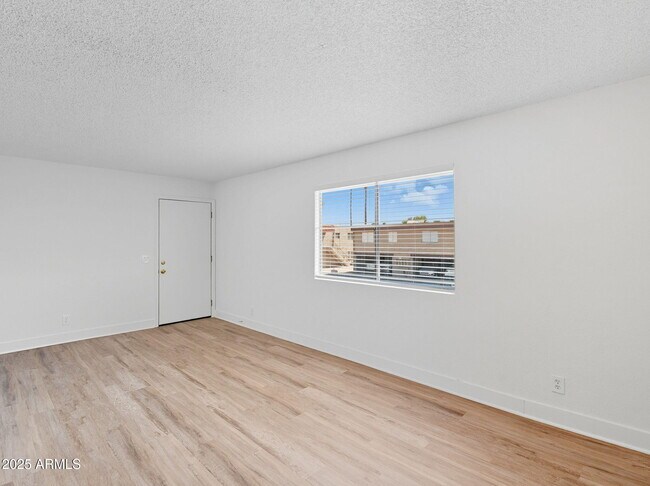 Building Photo - 4740 E Moreland St