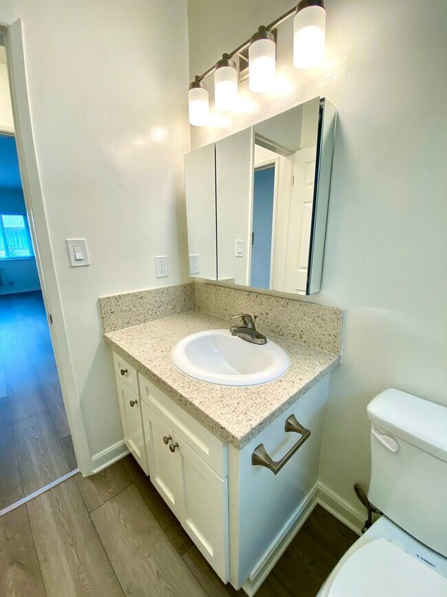 Building Photo - Beautifully Upgraded 1 Bedroom / 1 Bathroom Apartment Available Now!