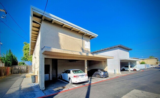 Building Photo - 1652 Crucero Dr