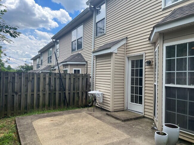 Building Photo - Charming 2 Bed, 2.5 Bath Townhouse in Nashville - Perfect Rental Opportunity!