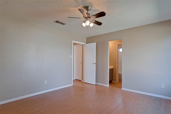 Building Photo - 2411 Country Pl Dr