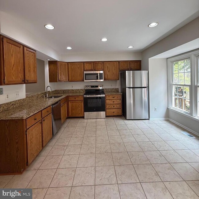 Building Photo - 8442 Springfield Oaks Dr