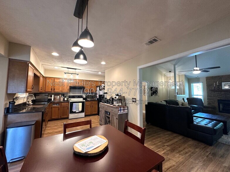 Building Photo - 2051 Oak Water Dr