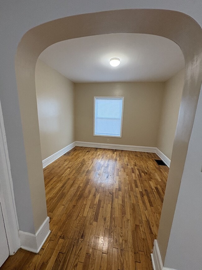 Building Photo - 904 Linden Grove Ave