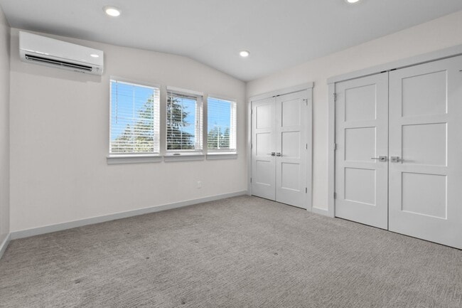 Building Photo - 2Bd/1.75Ba Seattle Condo