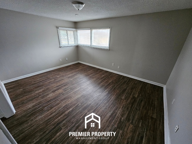 Building Photo - Large 4 Bedroom Home for Rent in Memphis | Hardwood Floors, Fireplace & Fenced Yard