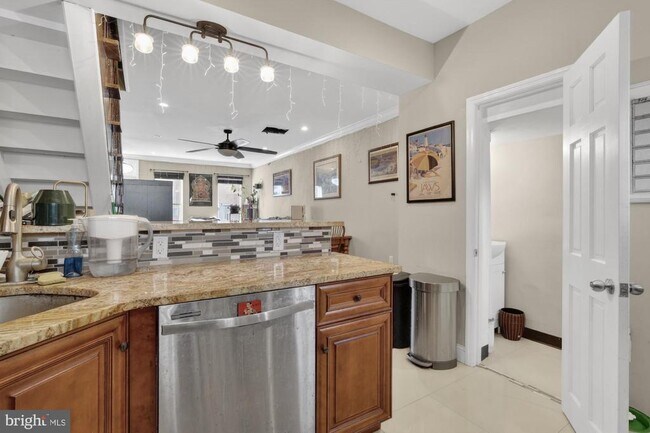 Building Photo - 1540 S Mole St