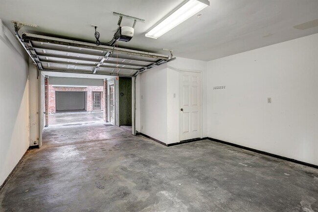 Building Photo - 2346 Camden Dr