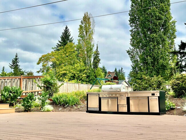 Building Photo - 6 BR / 4 BA – 4,100 SQ FT with Patio, Full Outdoor Grill, and Hot Tub