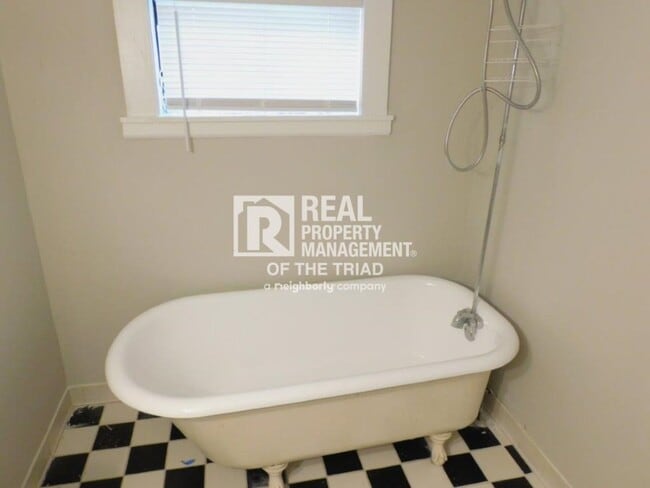 Building Photo - Move in special - Cozy 2 Bedroom/1 Bath Ho...