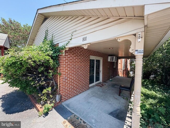 Building Photo - 801 S Potomac St