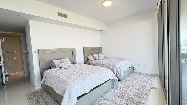 Building Photo - 18975 Collins Ave