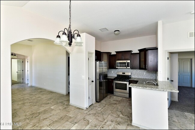 Building Photo - 14945 Tierra Escape Ave