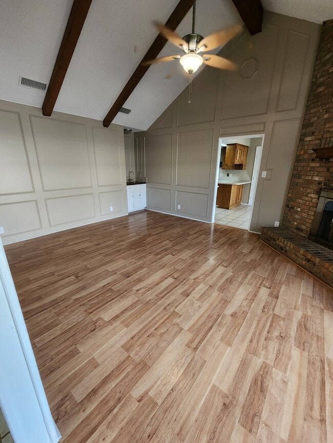 Building Photo - 2 bed 2 bath, 2 car garage