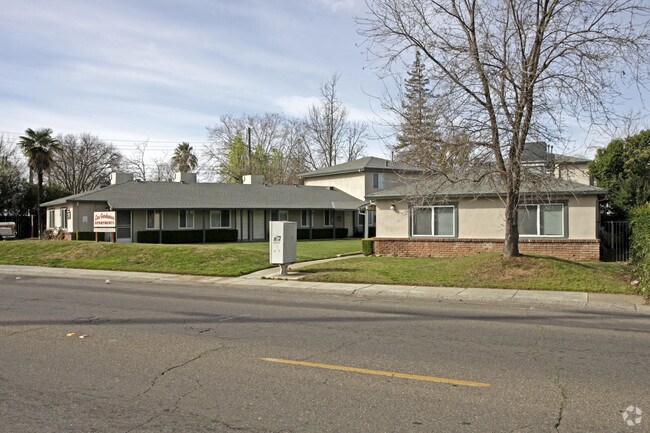 Building Photo - Las Gardenias