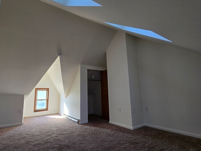 Building Photo - Spacious two-bedroom townhome in Stockerto...
