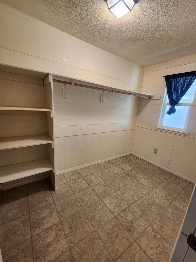 Building Photo - Move in Ready!! 3 Bedroom/2 bathroom