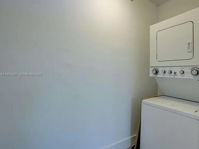 Building Photo - 1335 NE 5th Ave