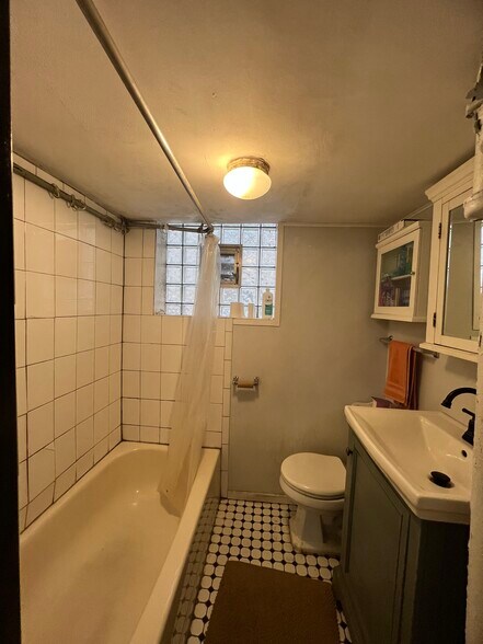 Building Photo - 1620 W Thome Ave