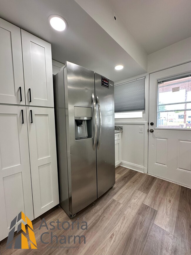 Building Photo - Spacious 4 Bedroom + Den Home with Private...