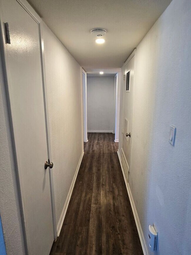 Building Photo - 3-bedroom by New Re-developed Paradise Val...