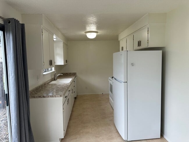 Building Photo - Updated 2 bed 1 bath dulpex in Springfield!