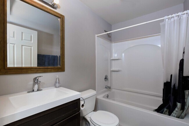 Building Photo - 4 bedroom in South Side