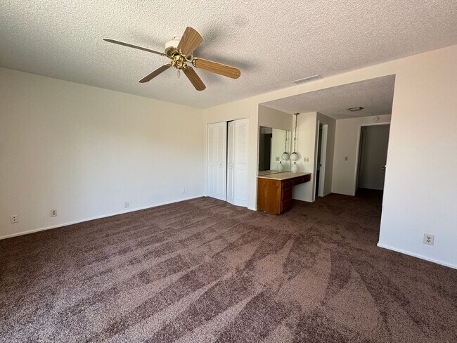 Building Photo - Three Bedroom Two Bathroom Pool Home in He...