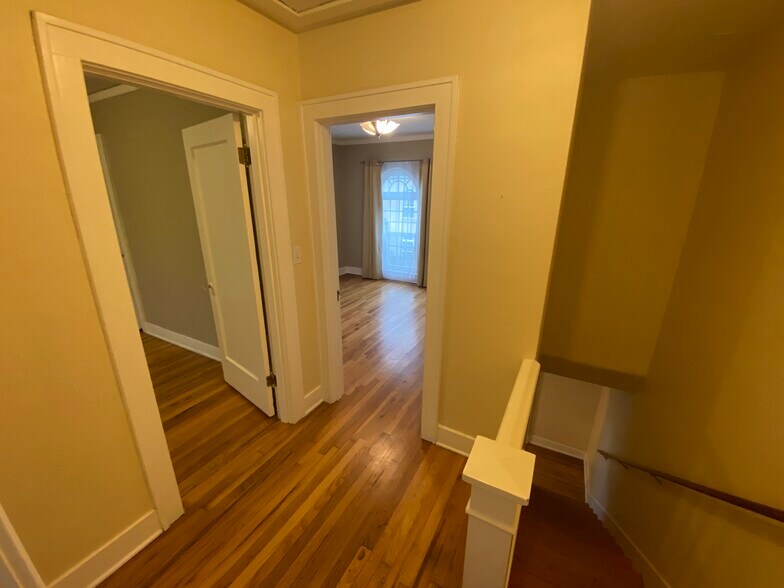 Building Photo - 909 NE Brazee St